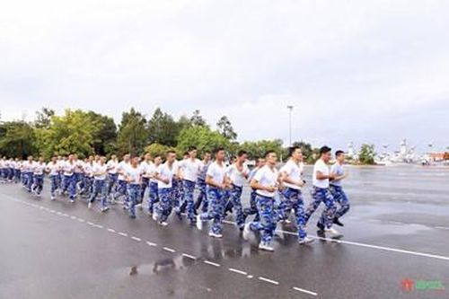 Cán bộ, chiến sĩ Lữ đoàn 162 (Vùng 4 Hải quân) chạy bộ 'Vì Trường Sa xanh'