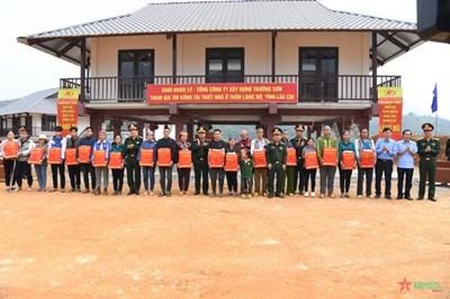 Đoàn công tác Tổng cục Chính trị thăm, tặng quà nhân dân thôn Làng Nủ và thôn Nậm Tông