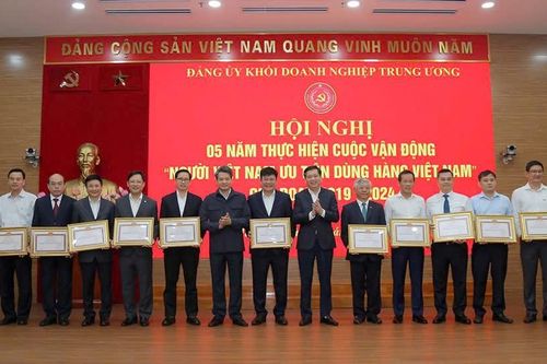 Đảng bộ EVNCPC nhận Bằng khen trong Cuộc vận động 'Người Việt Nam ưu tiên dùng hàng Việt Nam'