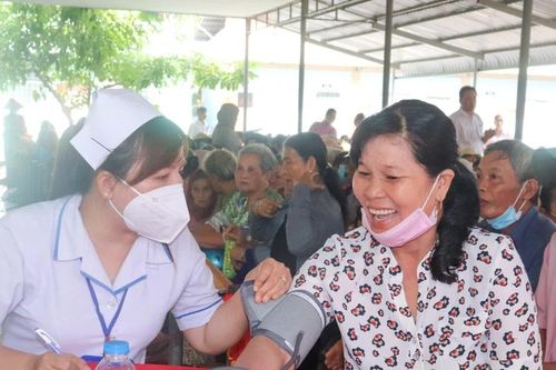 Khám, phát thuốc miễn phí và tặng quà cho người dân tại huyện Giồng Trôm