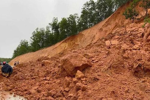 Bình Định mưa xối xả, sạt lở vùi lấp tuyến đường hơn 100 tỷ đồng