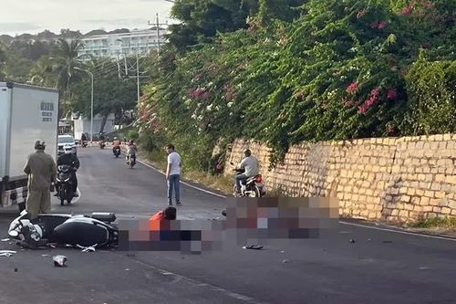 Hai xe máy va chạm, 3 người nước ngoài thương vong