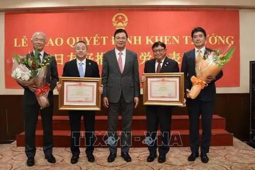 Trao Bằng khen của Thủ tướng Chính phủ cho hai đồng Chủ tịch Ủy ban Kinh tế Nhật-Việt