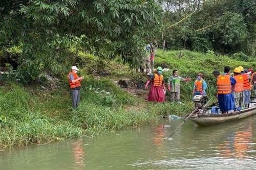 Vụ xe chở rác lao xuống sông Hương: Đã phát hiện được hai thi thể công nhân môi trường