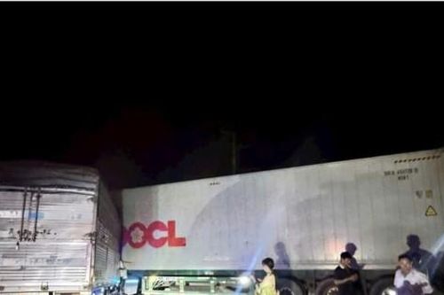 Giải cứu tài xế mắc kẹt trong ca bin biến dạng sau tai nạn giao thông