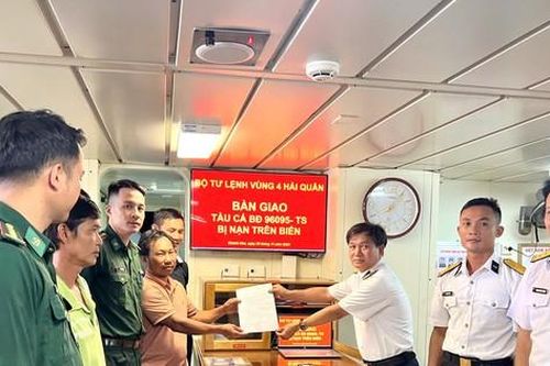 Hải quân cứu tàu cá ngư dân Bình Định gặp nạn trên biển