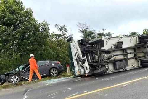 Xe tải mất lái lao vào ô tô con chạy ngược chiều