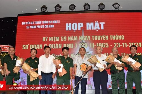 Xúc động hình ảnh anh thương binh 'rơi chân'