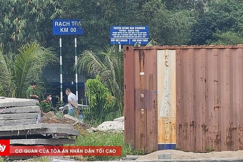 Thi thể người đàn ông đang phân hủy trôi trên sông