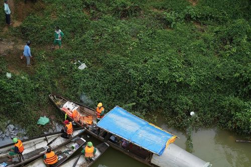 Tìm thấy 2 nạn nhân mất tích trong vụ xe chở rác rơi xuống sông