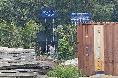 Phát hiện người đàn ông đang phân hủy trôi trên sông