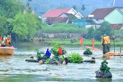 Bộ đội Nghệ An thực hành vượt sông hành quân, trú quân chiến đấu giữa thời tiết mưa, lạnh