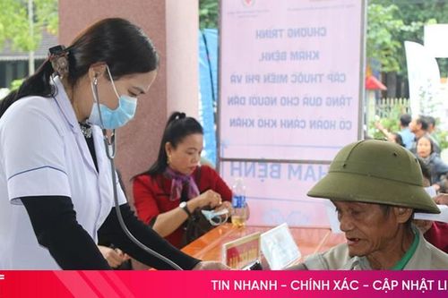 Khám, cấp phát thuốc cho người dân khó khăn ở Hương Khê