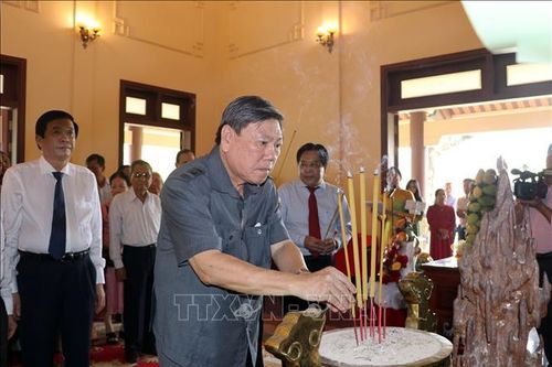 Dâng hương kỷ niệm 102 năm Ngày sinh Thủ tướng Chính phủ Võ Văn Kiệt