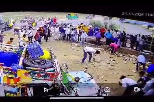 Xe tải mất lái đâm vào tường, người dân thi nhau chạy ra 'hôi cá'