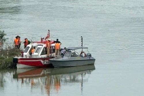 Vụ xe chở rác lao xuống sông: Đã tìm thấy thi thể 1 nạn nhân cách hiện trường 6km