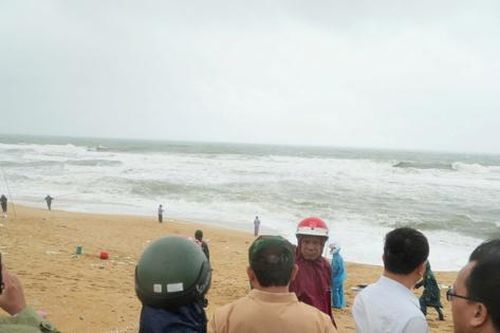 Tàu cá bị sóng lớn đánh chìm, 1 ngư dân tử vong, 1 người mất tích