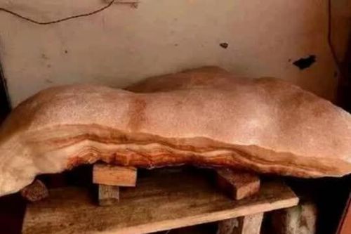 Ông lão lên núi nhặt được một tảng 'đá thịt lợn' lớn, có người ra giá hơn 350 triệu không bán, kết quả thẩm định 'báu vật' này là gì?