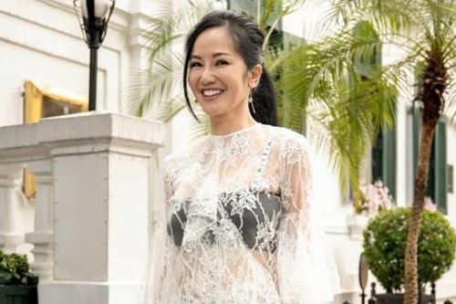 Diva Hồng Nhung gợi cảm với váy ren xuyên thấu, lộ bra táo bạo ở tuổi 54