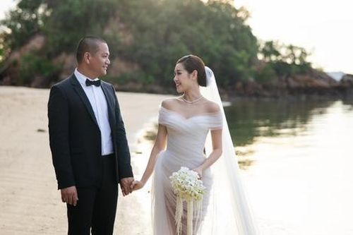 Hoa hậu Khánh Vân tung ảnh cưới lãng mạn bên chồng nhiếp ảnh gia
