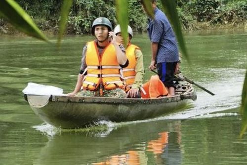 Đã tìm thấy thi thể thứ 2 trong vụ xe chở rác rơi xuống sông ở Thừa Thiên Huế