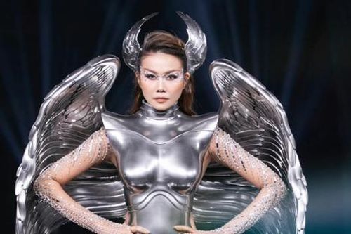 Bộ cánh nặng nhất sự nghiệp của 'đệ nhất vedette' Thanh Hằng