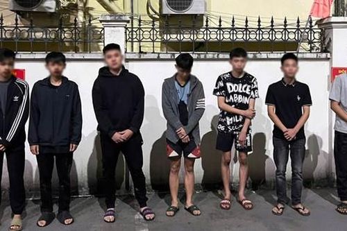Bắt khẩn cấp nhóm đối tượng cầm dao, thấy người là đuổi đánh