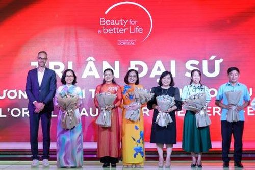 'L'Oreál - Vì cuộc sống tốt đẹp hơn': 15 năm giúp thay đổi cuộc sống cho hàng chục ngàn phụ nữ Việt Nam
