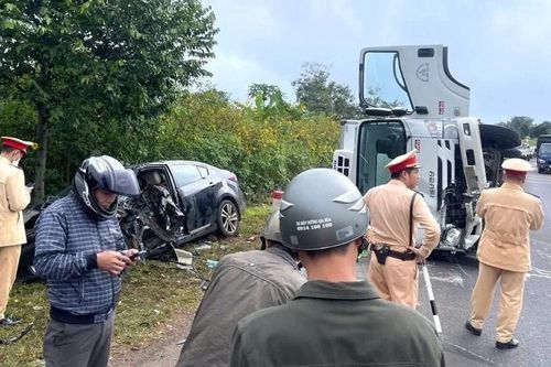 Xe tải đổ, xe con nát đầu sau cú 'mất lái'