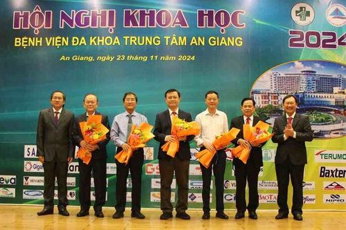 Hơn 500 bác sĩ, dược sĩ, điều dưỡng dự hội nghị khoa học - kỹ thuật ngành y tế