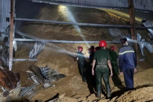 Dập tắt ngọn lửa cháy kho trấu của nhà máy xay xát Phước Hưng