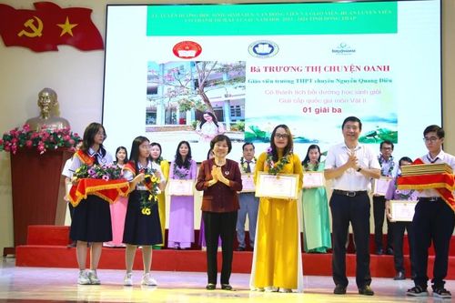 Tuyên dương, khen thưởng học sinh, sinh viên, vận động viên và giáo viên, huấn luyện viên xuất sắc
