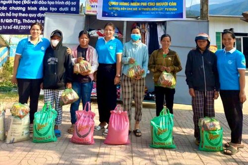 Nhóm thiện nguyện vì người nghèo ở vùng cao