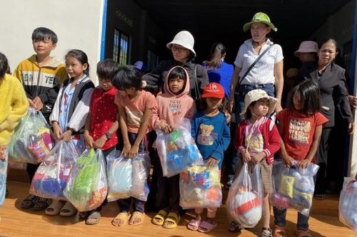 Đức Trọng: Trao hơn 300 phần quà cho học sinh người dân tộc thiểu số