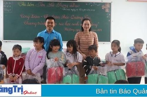 Công đoàn - Chi đoàn Báo Quảng Trị tặng quà cho học sinh điểm trường Càng