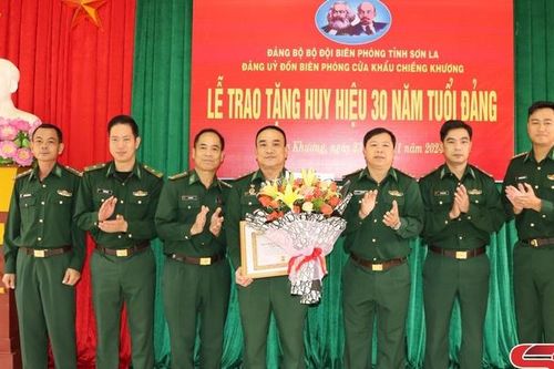 Lễ trao tặng Huy hiệu 30 năm tuổi Đảng cho đảng viên