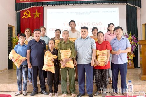 Báo Tuyên Quang, Hội thiện nguyện Lan tỏa yêu thương tỉnh Bình Thuận trao tặng 1 tấn gạo cho bà con bị ảnh hưởng lũ lụt xã Tri Phú