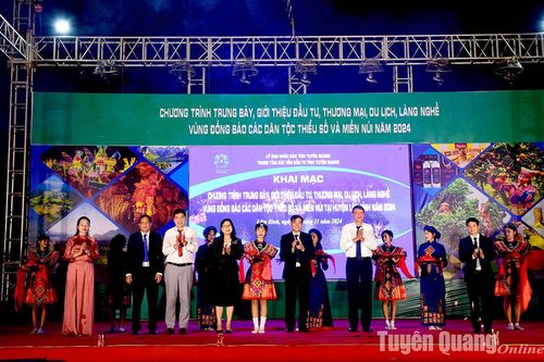 Khai mạc Chương trình trưng bày giới thiệu thương mại, du lịch, làng nghề vùng đồng bào các dân tộc thiểu số và miền núi