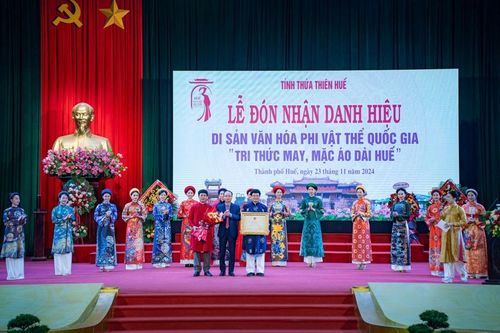 Đón nhận Danh hiệu di sản văn hóa phi vật thể quốc gia 'Tri thức may, mặc áo dài Huế'