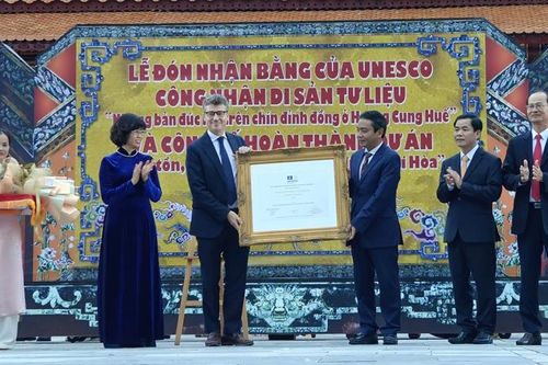 Cửu đỉnh đón nhận Bằng công nhận Di sản Tư liệu của UNESCO