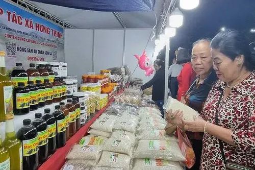 Nhiều gian hàng tham gia Hội chợ trái cây, nông sản 2024