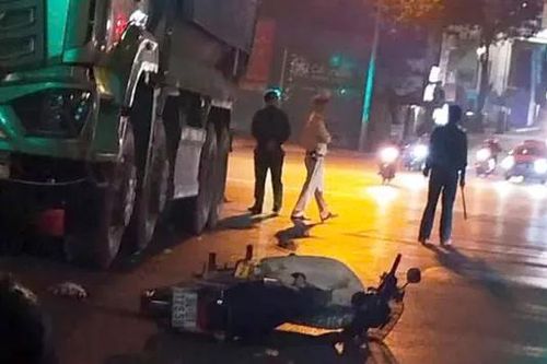 Xe máy va chạm với xe ben khiến một người tử vong