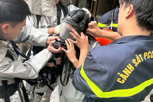 Kịp thời cứu 7 người trong đám cháy ngôi nhà 8 tầng
