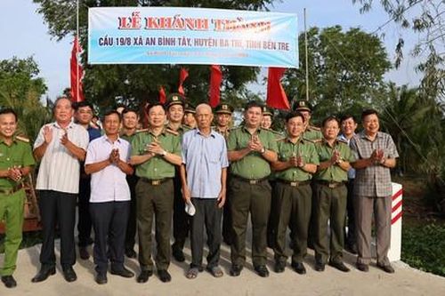 Báo Công an TPHCM và Công an tỉnh Bến Tre: Khánh thành cầu nông thôn và tặng quà bà con xứ dừa