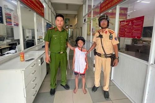 CSGT TPHCM hỗ trợ, đưa bé trai đi lạc đến công an để tìm gia đình