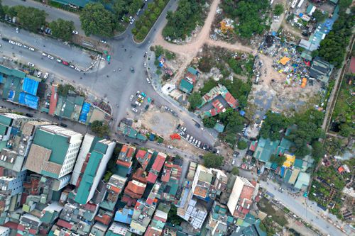 Đường 1,4km thi công 4 năm chưa xong, thành nơi tập kết rác, bãi đỗ xe