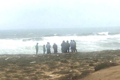 Sóng lớn đánh chìm tàu cá, 2 ngư dân Quảng Ngãi chết và mất tích