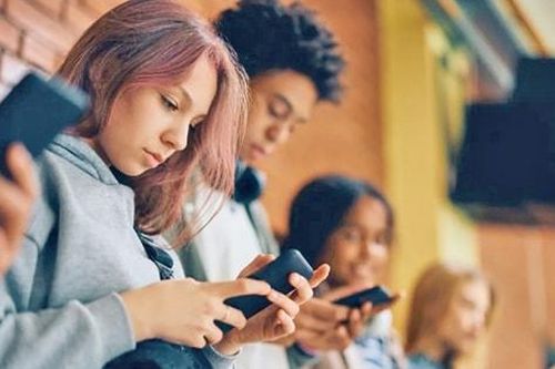 Australia ra mắt dự luật 'mang tính bước ngoặt' cấm trẻ em sử dụng mạng xã hội