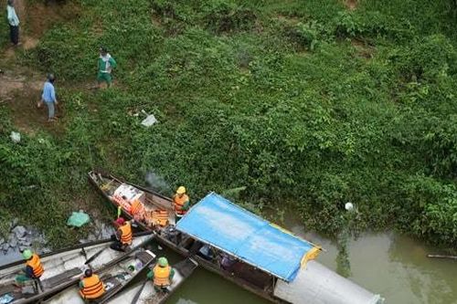 Thừa Thiên - Huế: Tìm thấy 2 thi thể tài xế và phụ xe trong vụ xe chở rác rơi xuống sông Hương