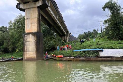 Tìm thấy thi thể 1 nạn nhân trong vụ 2 người trên xe rác rơi xuống sông mất tích